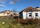 Жителі Посад-Покровського ремонтують пошкоджені російськими обстрілами домівки