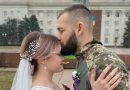 Всупереч війні в Херсоні військовослужбовець зі своєю коханою відсвяткували весілля