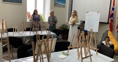 Відкрилась виставка робіт херсонської художниці, яку жінка присвятила захисникам України (відео)